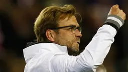 Pelatih Liverpool Jurgen Klopp melakukan selebrasi saat timnya berhasil mengalahkan Villarreal di leg kedua liga Europa di Stadion Anfield, Inggris (6/5). Liverpool lolos ke final liga europa dan akan menantang Sevilla. (Reuters / Lee Smith)