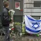 Orang-orang meninggalkan bunga di luar Museum Yahudi di Brussel sebagai penghormatan kepada mereka yang terbunuh pada 24 Mei 2014. (AFP)