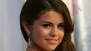 Di acara bertajuk Coachella yang diadakan akhir pekan ini, Selena akan bertemu dengan mantan pacar kekasihnya itu. Tak ingin sendiri, Selena meminta The Weeknd untuk menemaninya ke acara tersebut. (AFP/Bintang.com)