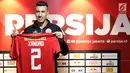 Pemain baru Persija, Alexandre Luiz Reame atau Xandao berpose usai memberi keterangan di Kantor Persija, Jakarta, Jumat (30/8/2019). Di Eropa, pesepakbola berkewarganegaraan Brasil ini pernah membela Sporting Lisbon dan Sporting Gijon sebelum di Red Bull Brasil. (Liputan6.com/Helmi Fithriansyah)