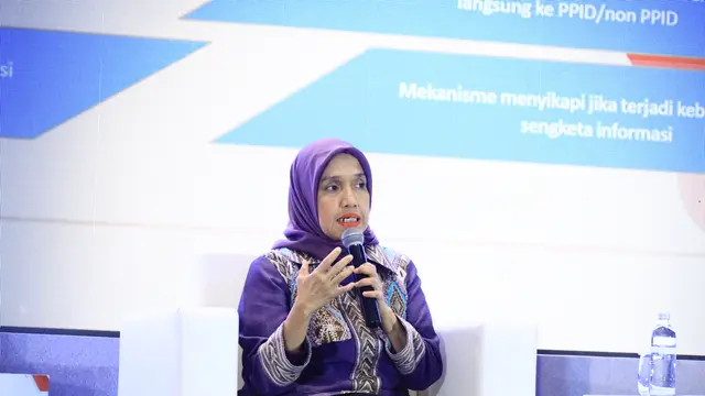 Komisioner Komisi Informasi Pusat (KIP) RI, Samrotunnajah Ismail saat menjadi pembicara dalam sebuah acara. (Istimewa)
