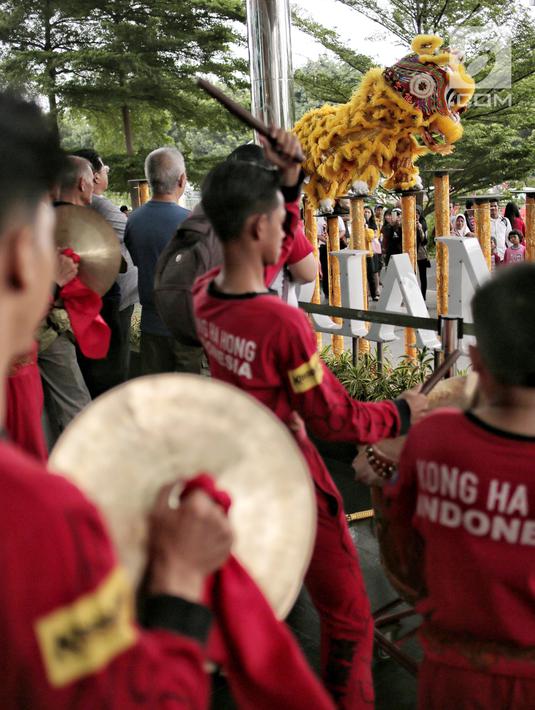 Atraksi barongsai tampil menghibur pengunjung di Mal Ciputra, Jakarta, Jumat (25/1). Menyambut Tahun Baru Imlek 2570 berbagai kesenian tradisional disajikan seperti Wayang Potehi, festival kuliner dan atraksi karakter 7 babi. (Liputan6.com/Faizal Fanani)