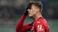 AC Milan lebih dahulu memperoleh peluang di awal babak pertama melalui Daniel Maldini. Tendangannya dari dalam kotak penalti masih mampu diblok pemain Genoa. (AP/Antonio Calanni)