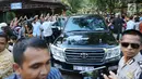 Rombongan mantan Presiden AS, Barack Obama saat tiba di Pura Tirta Empul, Tampaksiring, Gianyar, Bali, Selasa (27/6). Kunjungan Obama tersebut mendapat sambutan antusias dari pengunjung yang memadati pura. (Liputan6.com/Immanuel Antonius)