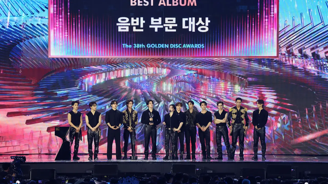 Seventeen raih Daesang Awards kategori Album Of The Year di Golden Disc Awards. [Foto: Golden Disc Awards]