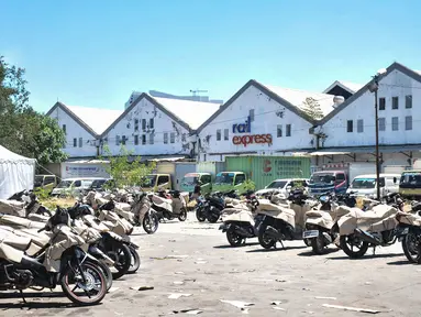 Aktivitas petugas saat melakukan pengemasan ratusan sepeda motor yang akan dikirim ke daerah asal para pemudik di Stasiun Jakarta Gudang KAI Logistik, Kampung Bandan, Jakarta Utara, Rabu (12/4/2023). (merdeka.com/Iqbal S. Nugroho)