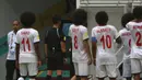 <p>Wasit Ko Hyung-jin asal Korea Selatan memeriksa rekaman VAR saat pemain Timnas Inggris U-17, Myles Lewis-Skelly dilanggar di dalam kotak penalti Timnas Kaledonia Baru U-17 pada laga pertama Grup C Piala Dunia U-17 2023 di Jakarta International Stadium (JIS), Jakarta, Sabtu (11/11/2023). (Bola.com/Ikhwan Yanuar)</p>