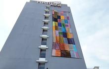 Peringati Hari Batik, Hotel di Solo Bentangkan Kain Batik Terbesar di Fasad