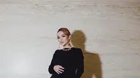 Di tengah kehamilan anak kedua, Zaskia Gotik selalu tampil menawan. Berikut potret gayanya pamer babybump yang makin besar dengan gaun pas badan. (Instagram/zaskia_gotix).
