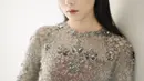 Sering tampil dengan gaya kasual, penampilan Isyana Sarasvati mengenakan kebaya berhasil bikin pangling. Kali ini pelantun lagu Tetap Dalam Jiwa tersebut tampil mengenakan kebaya berwarna abu-abu. Rambutnya yang dibiarkan terurai membuatnya tampak makin menawan.(Liputan6.com/IG/@isyanasarasvati)