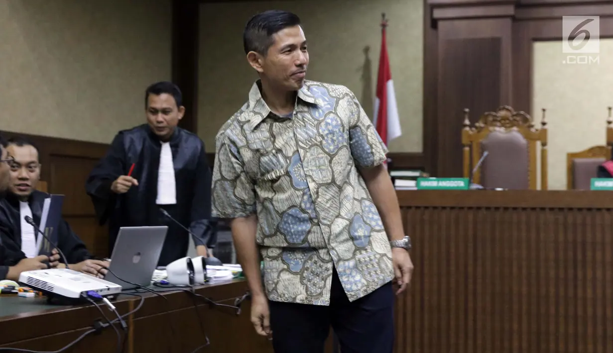 Pimpinan Tjokro Group, Kurniawan Eddy Tjokro usai menjalani sidang pembacaan dakwaan di Pengadilan Tipikor, Jakarta, Rabu (12/6/2019). Kenneth Sutardja didakwa dalam kasus dugaan suap kepada Direktur PT Krakatau Steel, Wisnu Kuncoro. (Liputan6.com/Helmi Fithriansyah)
