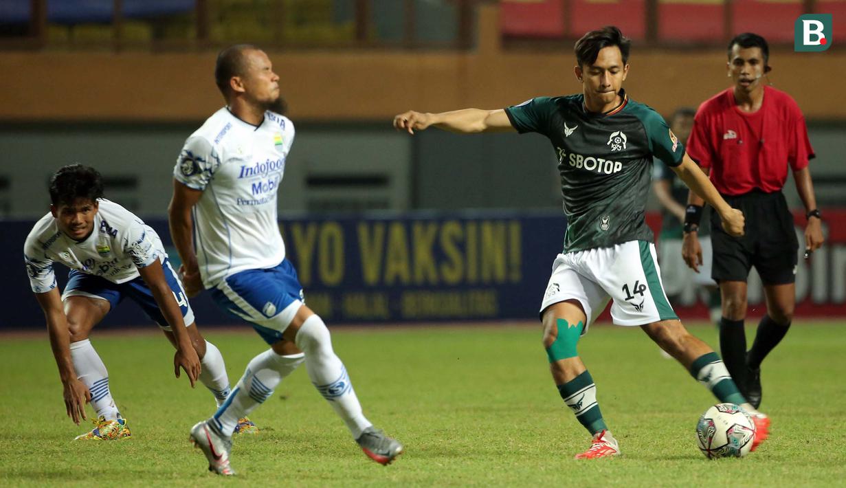 Pemain Persikabo 1973, Hanis Sagara (kanan) menendang bola dibayangi pemain Persib Bandung, Supardi dalam laga pekan ke-5 BRI Liga 1 2021/2022 di Stadion Wibawa Mukti, Cikarang, Senin (27/9/2021). Kedua tim bermain imbang 0-0. (Bola.com/Ikhwan Yanuar)