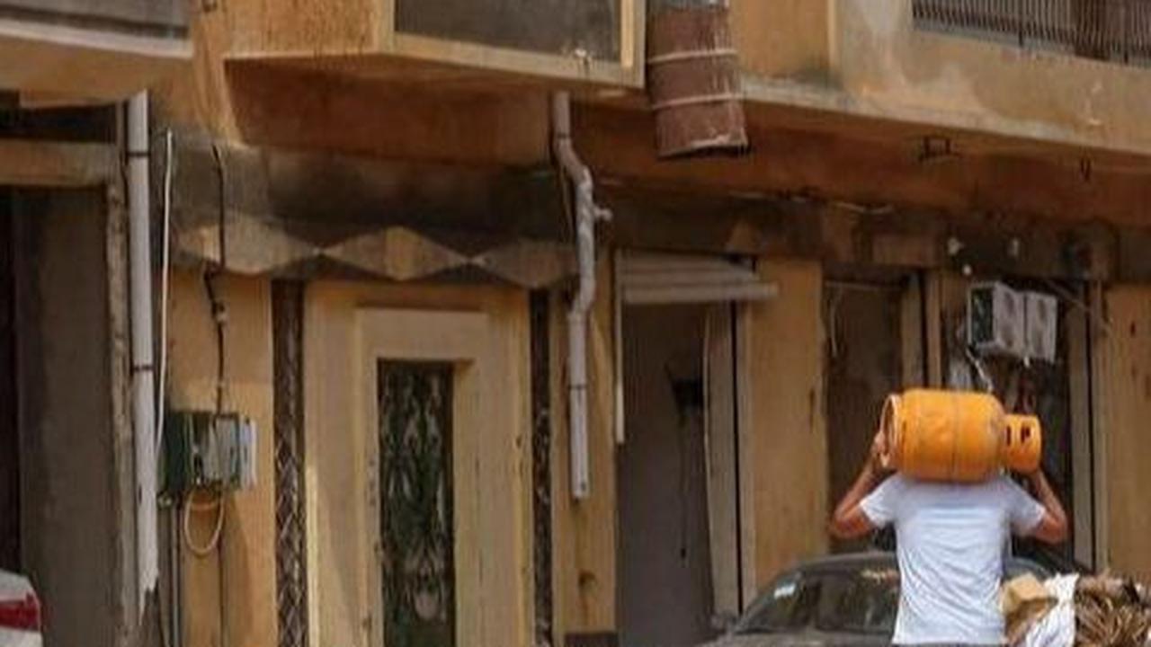 Kondisi ini membuat warga yang terjebak dalam rumah mereka menghadapi kesulitan untuk menyelamatkan diri.