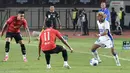 Bek kiri muda Persib Bandung, Ikhwan Tanamal (kanan), berusaha melewati hadangan pemain DPMM FC Brunei Darussalam, Muhammad Toha (tengah), pada laga kedua Grup A Piala Presiden 2026 di Stadion Si Jalak Harupat, Soreang, Kabupaten Bandung, Selasa (28/7/2026). Ikhwan tampil percaya diri saat mendapat kesempatan bermain dan ikut membantu Persib meraih kemenangan 1-0 yang memastikan langkah Maung Bandung ke babak semifinal. (Bola.com/Erwin Snaz)