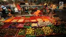 Pedagang merapihkan dagangannya di pasar di Jakarta, Rabu (20/12).  Jelang Natal dan Tahun Baru, harga bahan pokok di Jakarta mulai merangkak naik. Namun, kenaikannya masih belum tinggi hanya berkisar Rp2.000-5.000 per kg. (Liputan6.com/Angga Yuniar)