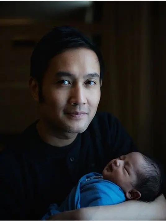 Dari beberapa foto bayinya yang dibagikan, laman komentar dibanjiri denggan pujian, ucapan selamat dan doa. Sebelumnya, pasangan ini telah dikaruniai dua orang putri cantik. (Instagram/aldi4bragi)