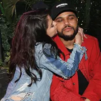 Pasangan kekasih Selena Gomez dan The Weeknd memang tengah dimabuk cinta. Tak heran jika keduanya terus mengumbar kemesraan saat berada di depan umum. Selain itu hubungan mereka memang baru terjalin. (doc.dailymail.com)