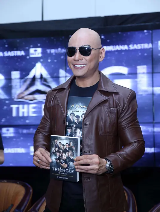 Deddy Corbuzier hadir dalam peluncuran novel Triangle: The Dark Side di Gramedia Matraman, Jakarta Timur, Jumat (22/7). Novel setebal 400 halaman ini ditulis oleh Demian Dematra. (Nurwahyunan/Bintang.com)