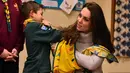 Seorang anak melilitkan kain Kate Middleton saat rekayasa pemberian pertolongon pertama dalam  acara Cub Scout Pack di Kings Lynn, Inggris (14/12). Kate memang dikenal sering berpartisipasi dalam acara Pramuka setiap tahunnya. (Reuters/Ben Stansall/Pool)