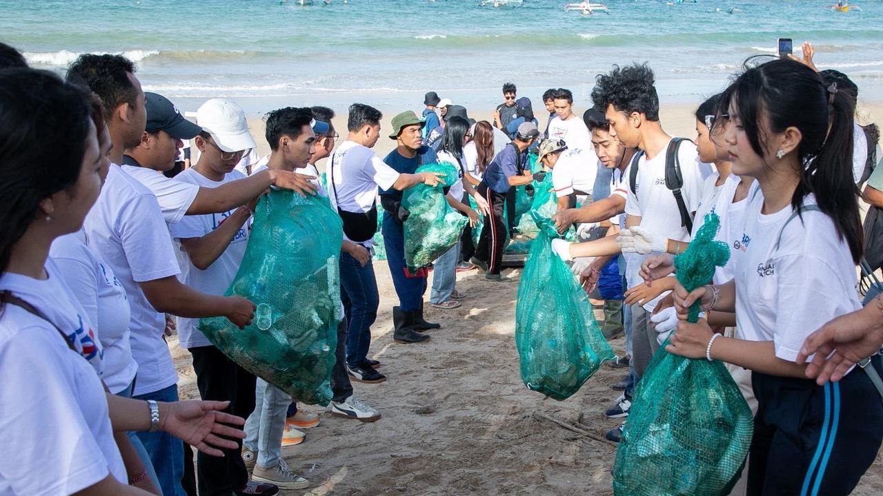 BRI Peduli Ajak Masyarakat Bersih-bersih Pantai untuk Lingkungan Berkelanjutan di Pantai Kedonganan Bali
