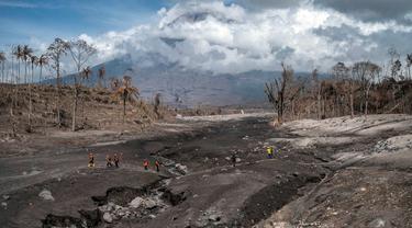 FOTO: Operasi Pencarian Korban Erupsi Gunung Semeru Terus Berlanjut