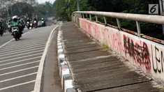 Pengendara melintasi jembatan layang Jalan HR Rasuna Said, Jakarta, Selasa (11/7). Dinding pembatas jembatan layang HR Rasuna Said arah kuningan dipenuhi coretan. (Liputan6.com/Helmi Fithriansyah)