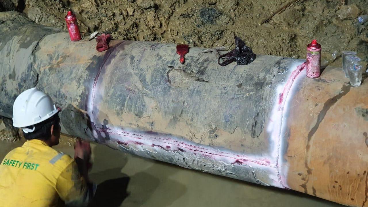 Perbaikan pipa bocor PDAM Surabaya rampung. (Dian Kurniawan/Liputan6.com).