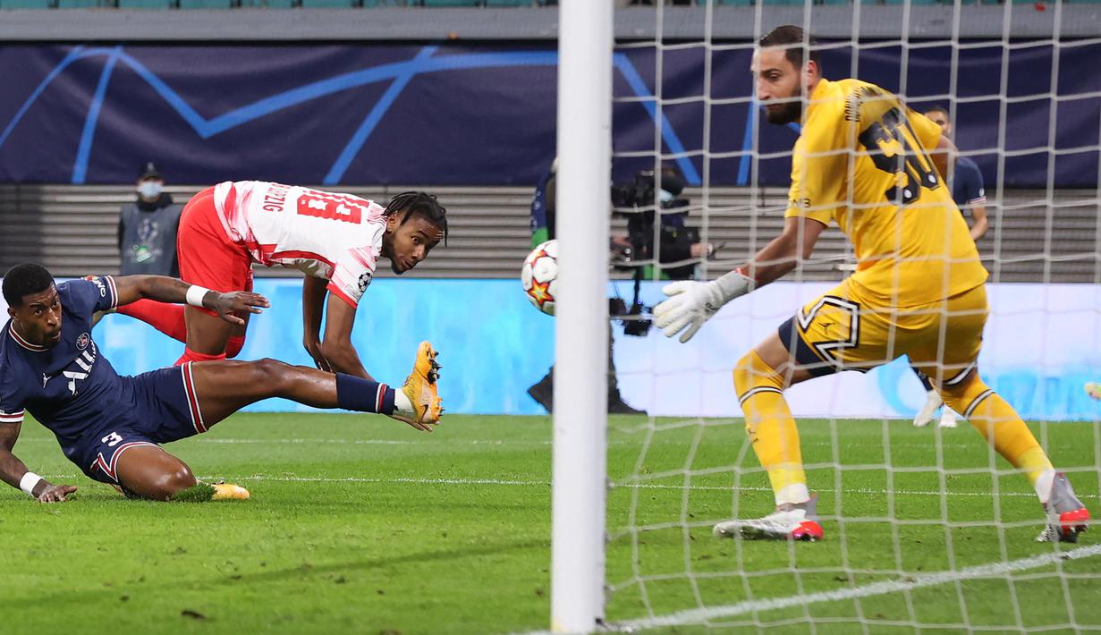Tuan rumah RB Leipzig langsung menekan pertahanan PSG sejak menit awal. Hasilnya mereka unggul cepat 1-0 pada menit ke-8. Christopher Nkunku berhasil mencetak gol lewat sundulan kepala usai memanfaatkan umpan Andre Silva. (AFP/Ronny Hartmann)