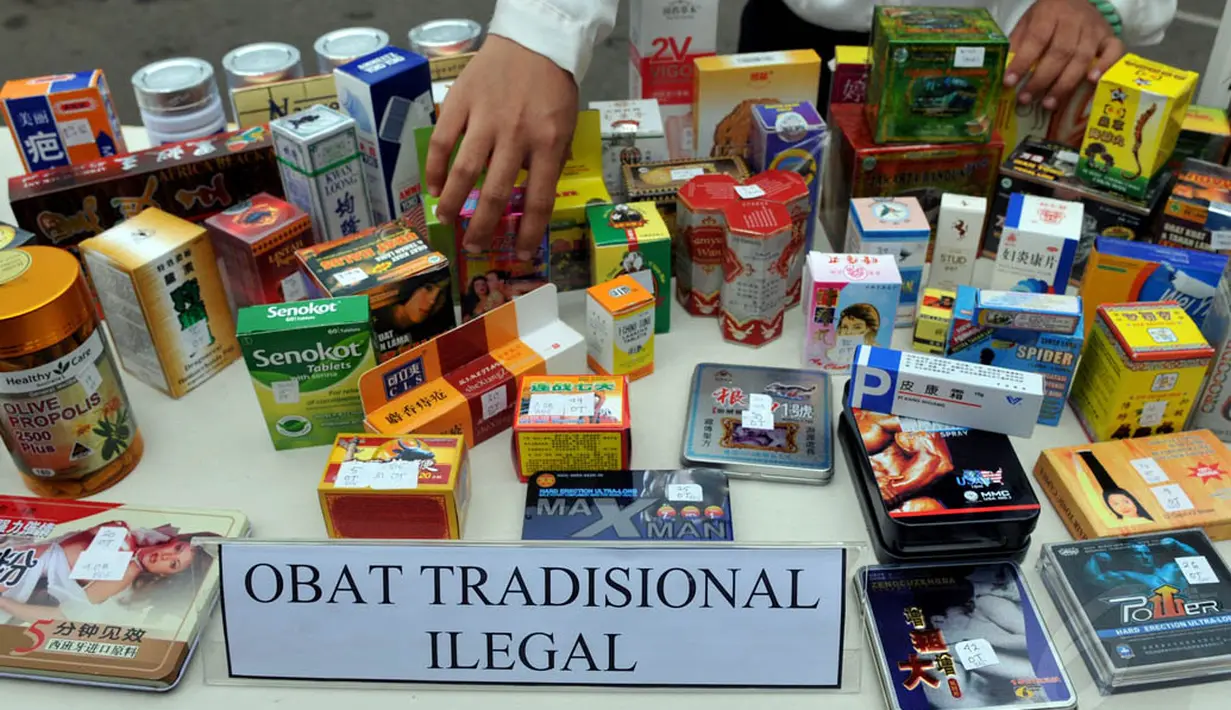 868 item obat, suplemen serta kosmetik palsu dan ilegal yang dimusnahkan BPOM merupakan hasil dari operasi Pangea VII yang dilakukan pada 13-20 Mei 2014 di 15 wilayah, Senin (26/5/14). (Liputan6.com/Johan Tallo)