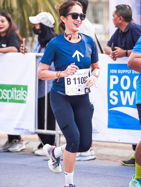 Tak hanya Gisella, Ussy Sulistyawati pun turut serta dalam gelaran tersebut. Tampil dengan gaya sporty, Ussy melengkapi penampilannya itu dengan kaca mata hitam. [Foto: Instagram/ussypratama]