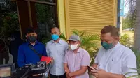 YH suami korban dugaan malpraktik RS Multazam Kota Gorontalo yang didampingi kuasa hukum saat mendatangi Dinas Kesehatan Provinsi Gorontalo (Arfandi Ibrahim/Liputan6.com)