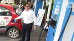 Karyawan PLN melakukan pengisian daya listrik pada salah satu kendaraan di Stasiun Pengisian Listrik Umum (SPLU) di PLN Gambir, Jakarta, Rabu (29/10/2019). Stasiun pengisian listrik tersebut tersebar di empat kota, yakni Tangerang, Bali Selatan, Jakarta, dan Bandung. (Liputan6.com/Angga Yuniar)