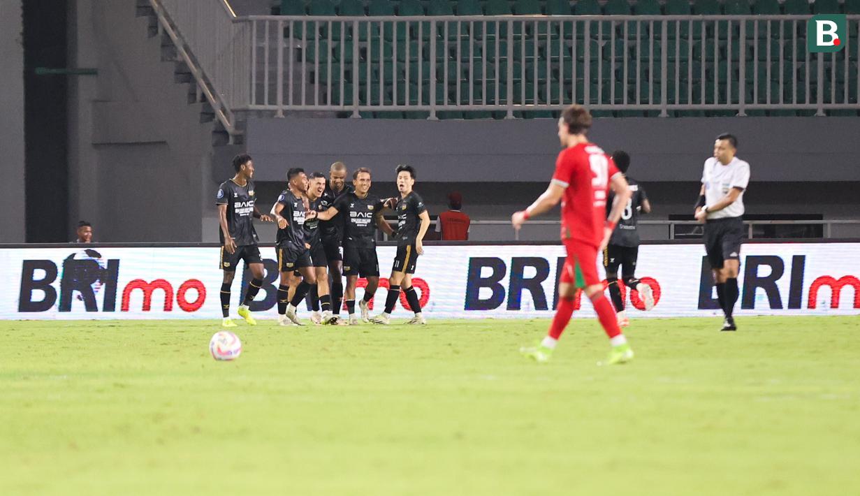 Para pemain Dewa United merayakan gol dari Alexis Messidoro dalam pertandingan Dewa United melawan Persebaya Surabaya pada pekan ke-24 BRI Liga 1 di Stadion Pakansari, Kabupaten Bogor, Jumat (21/2/2025) malam WIB. (Bola.com/Abdul Aziz)