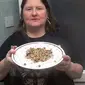 Koki asal Inggris bernama Barbara Kay Lee menggunakan beras mentah untuk memasak nasi goreng. (dok. Screenshoot Youtube Kays Cooking)