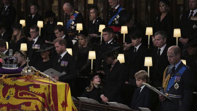 Haru Selimuti Prosesi Pemakaman Ratu Elizabeth II di Kastil Windsor