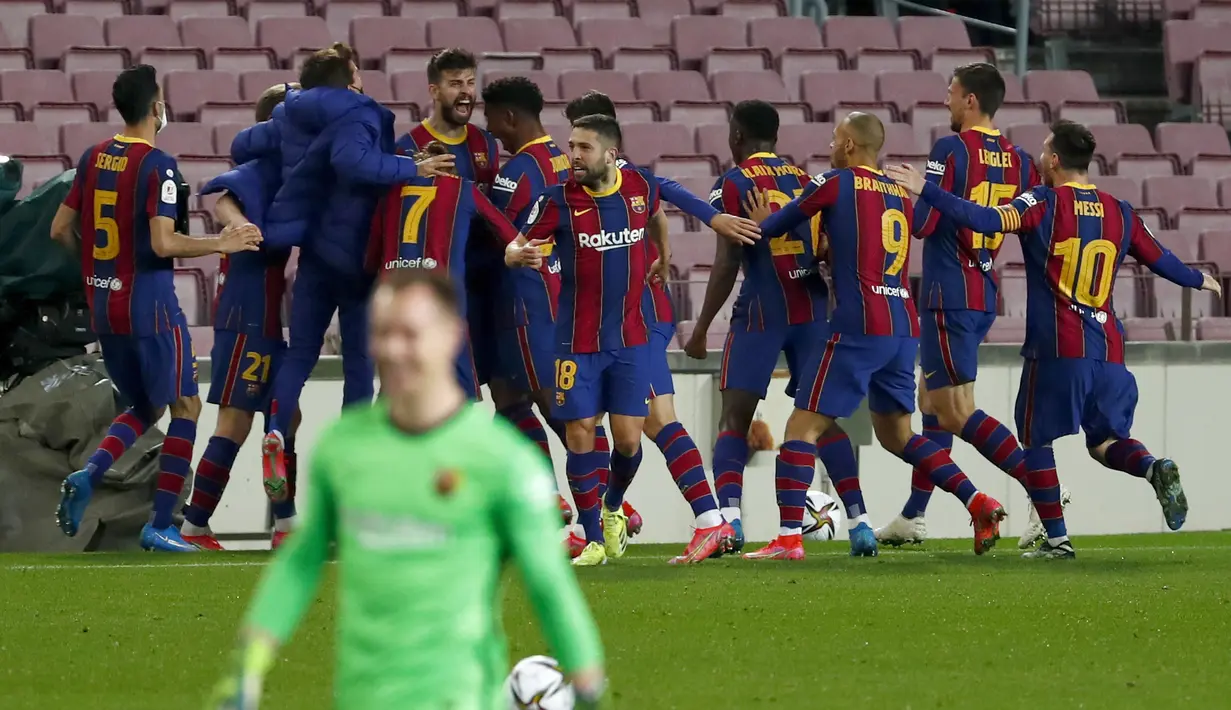 Bek Barcelona, Gerard Pique (tengah belakang) melakukan selebrasi dengan rekan-rekannya usai mencetak gol ke gawang Sevilla pada pertandingan leg kedua babak semifinal Copa del Rey di stadion Camp Nou di Barcelona, Spanyol, Kamis (4/3/2021). Barcelona menang telak atas Sevilla 3-0. (AP Photo/Joan Mo