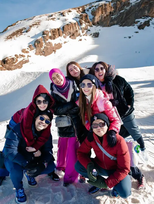 Padu padan jaket padding hitam dengan inner, long pants, dan hijab serba fuschia bikin looks Ria Ricis di Swiss terlihat lebih standout. [@riaricis1795]