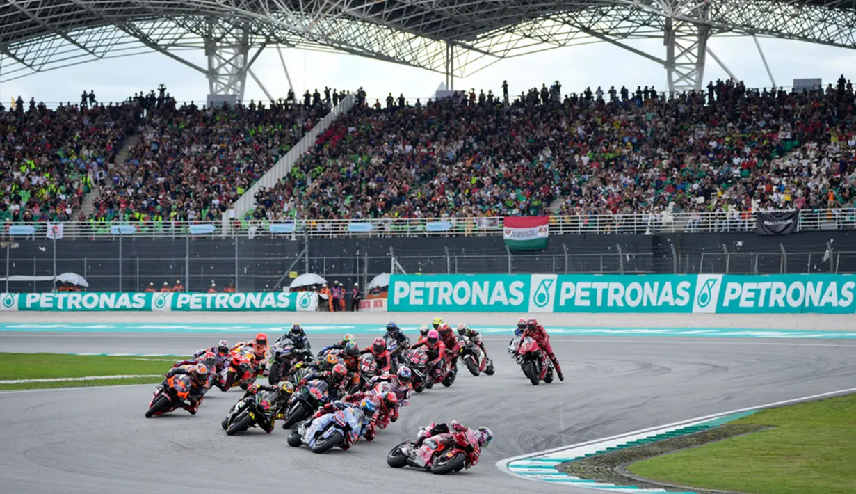 Enea Bastianini meraih kemenangan pertama usai menjadi yang tercepat di MotoGP Malaysia 2023. Bastianini mencatatkan waktu tercepat 39,36,851 detik. (AP Photo/Vincent Thian)