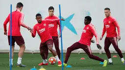 Penyerang Barcelona, Malcom (dua kiri) berlatih bersama rekan-rekan setimnya jelang menghadapi Manchester United (MU) pada leg kedua babak perempat final Liga Champions 2018/19 di Sant Joan Despi, 15 April 2019. Barcelona akan menjamu MU di Camp Nou. (REUTERS/Albert Gea)
