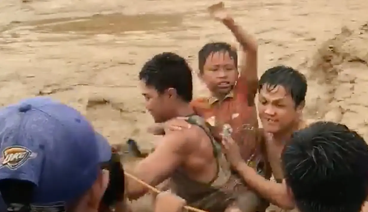 Seorang anak digendong saat berupaya melintasi banjir dahsyat yang melanda Lanao del Norte, Filipina selatan (22/12). Dikutip dari media Filipina, mengabarkan setidaknya 127 korban tewas dalam musibah ini. (Aclimah Disumala via AP)