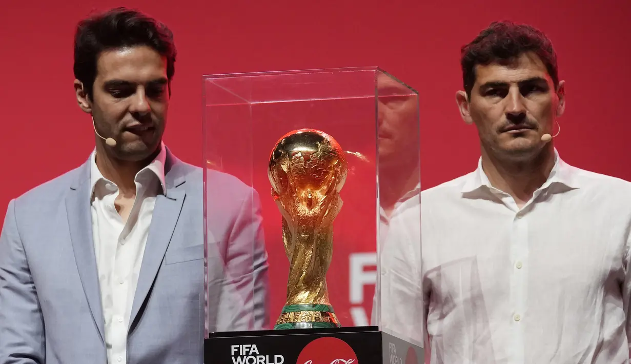 <p>Mantan pemain Brasil Kak&aacute; (kiri) dan mantan kiper Spanyol Iker Casillas menunjukkan trofi Piala Dunia FIFA Qatar selama Tur Trofi oleh Coca-Cola dimulai hari ini dengan acara pemberhentian pertama di Dubai, Uni Emirat Arab, Kamis (12/5/2022). (AP Photo/Kamran Jebreili)</p>