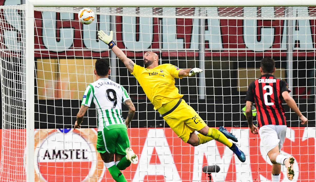 Pepe Reina telah mencatatkan 29 clean sheet dari 71 penampilan di Liga Europa bersama enam tim yang berbeda, yaitu AC Milan, Napoli, Liverpool, Lazio, Villareal, dan Barcelona. Sayangnya, kiper berkebangsaan Spanyol tersebut belum sekalipun mencicipi gelar juara. Kini, Reina bergabung bersama Villareal. (AFP/Miguel Medina)