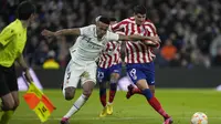 Eder Militao dari Real Madrid, kiri, berebut bola dengan Alvaro Morata dari Atletico Madrid selama pertandingan sepak bola perempat final Copa del Rey Spanyol antara Real Madrid dan Atletico Madrid di stadion Santiago Bernabeu di Madrid, Kamis, 26 Januari 2023. (AP Photo /Bernat Armangue)