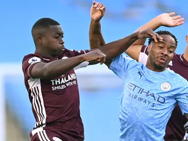 Pemain Leicester City, Nampalys Mendy dan Youri Tielemans berebut bola dengan penyerang Manchester City, Raheem Sterling (tengah) pada lanjutan Liga Inggris di Etihad Stadium, Minggu (27/9/2020). Jamie Vardy hat-trick dan Manchester City takluk 2-5 dari Leicester. (Laurence Griffiths/Pool via AP)
