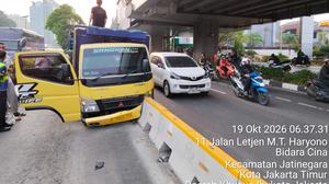Kronologi Truk Tabrak Separator Busway hingga Tersangkut di Cawang
