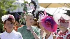 Wanita berdandan "Housewife Style Era" tahun 50-an saat menghadiri perlombaan pacuan kuda Melbourne Cup di Flemington Racecourse di Melbourne ,Australia, Selasa (3/11/2015). Lomba ini menjadi yang termahal di Australia. (REUTERS/Hamish Blair)