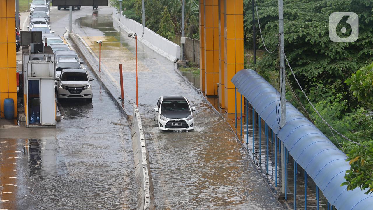 Gerbang Tol Karang Tengah Barat 2 Masih Tergenang Banjir