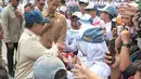 Presiden Prabowo Subianto menyalami sejumlah pelajar SMAN 34 Jakarta usai meresmikan LRT Jakarta rute Kelapa Gading-Manggarai di kawasan Stasiun LRT Manggarai, Jakarta, Rabu (16/9/2026). (KLY/Budy Santoso)