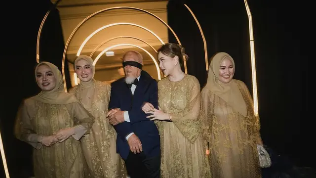 Momen Shandy Aulia dan ketiga kakaknya merayakan ulang tahun ayah mereka (Instagram?@shandyaulia)