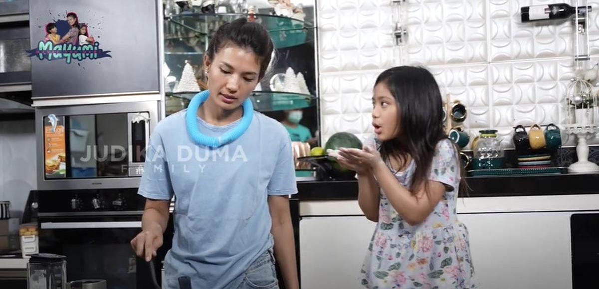 7 Potret Dapur Judika dan Duma Riris yang Elegan, Dipasang Rak Kaca - Banyak Pajangan Unik